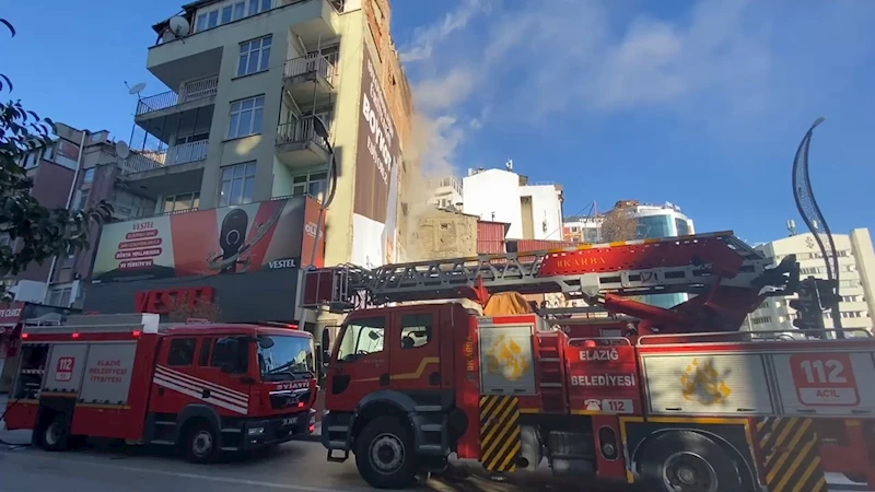 Elazığ’da binanın bodrum katında yangın