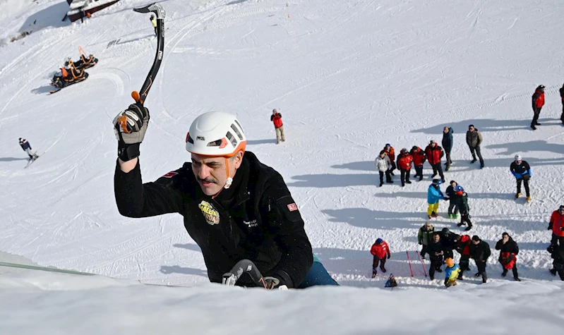 Buz duvarına tırmanan Vali Çiftçi, adrenalin tutkunlarını Palandöken