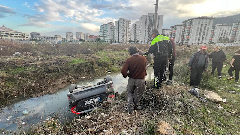 Dereye uçan otomobilden burnu kanamadan çıktı