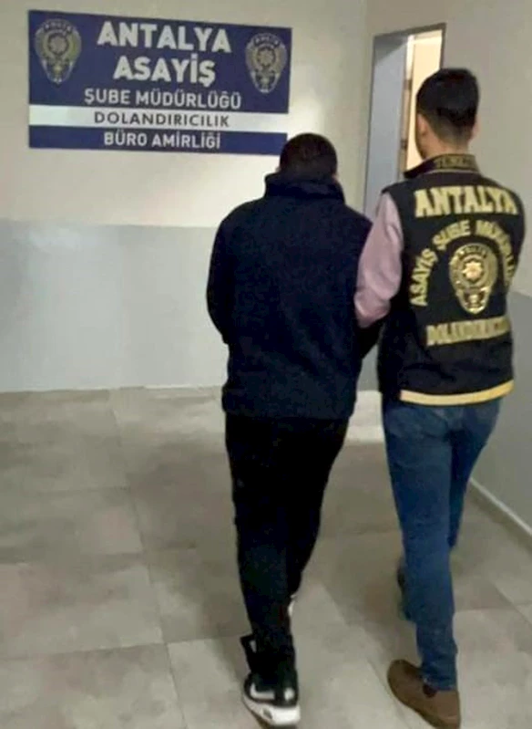 Kendisini polis olarak tanıtan dolandırıcı tutuklandı