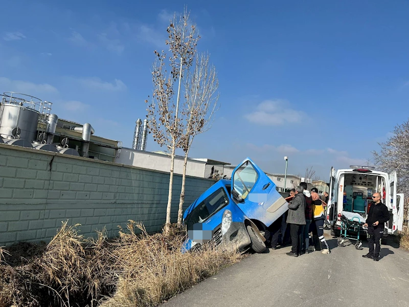 Cep telefonuna bakarken sulama kanalına devrilen minibüsünde yaralandı 