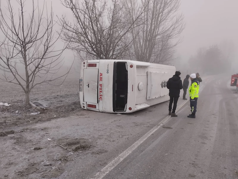 İşçi servis minibüsü buzlanan yolda devrildi; 9 yaralı