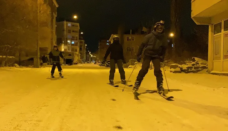 Ardahan’lı gençler,sokakları kayak pistine çevirdi