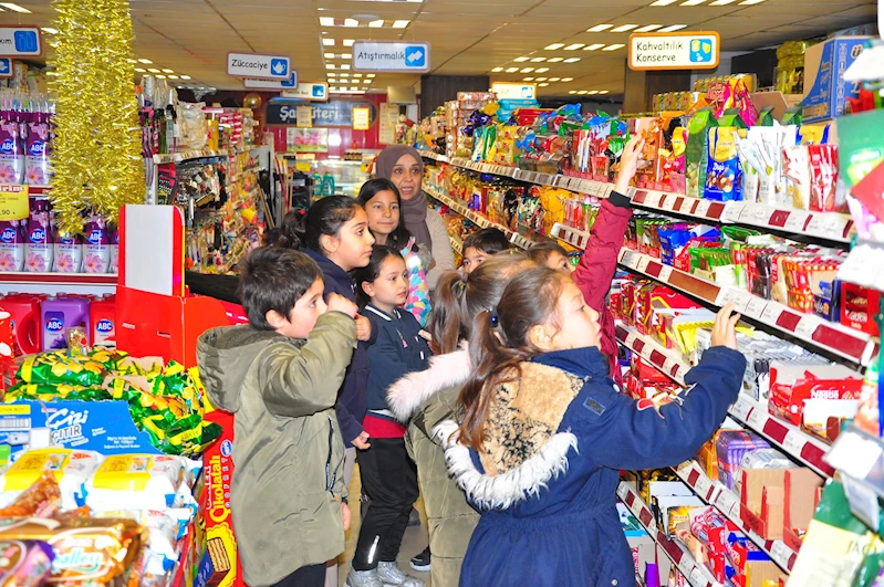 Öğrenciler önce marketi denetledi ardından alışveriş yaptı