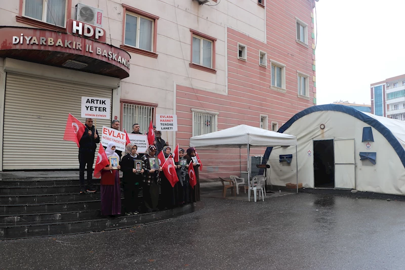 Dağa kaçırılan oğlu için nöbet tutan anne: Ciğerimi benden söküp götürdüler