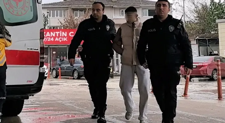 Kendisine küfrettiğini öne sürdüğü babasını 6 yerinden bıçaklayıp, 112’yi aradı