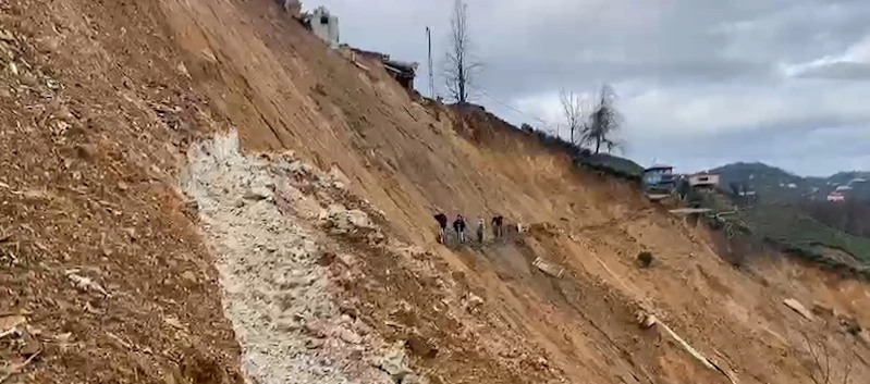 Heyelanlı yamaca riskli ‘kestirme patika’