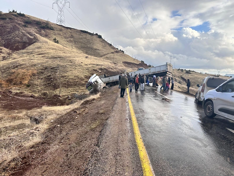 Siirt’te TIR yoldan çıktı, trafik aksadı