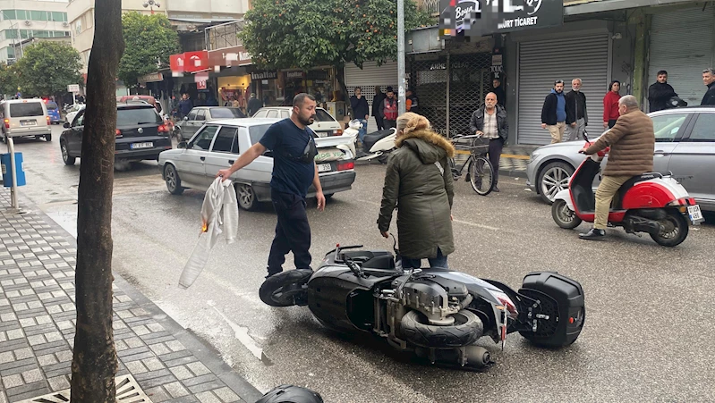 Sürekli arıza yapan yeni motosikletini bayi önünde benzin döküp ateşe verdi