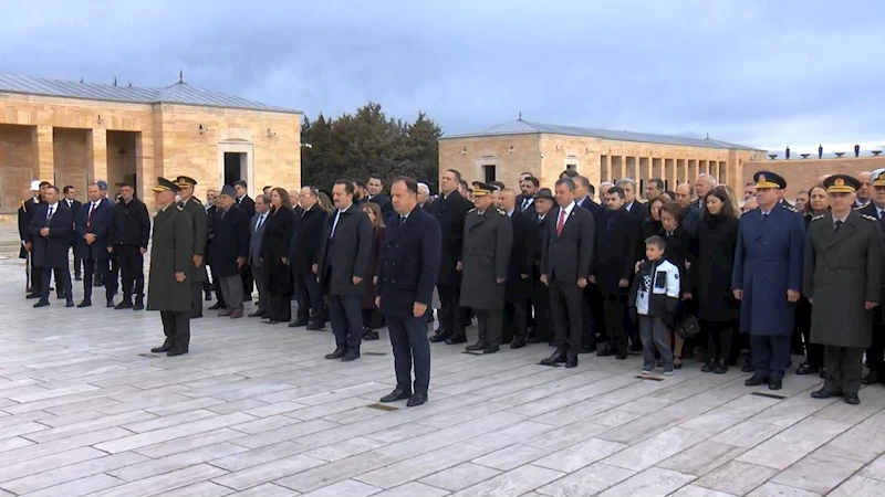 İsmet İnönü, mezarı başında anıldı