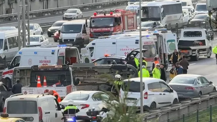 Sarıyer TEM Otoyolu’nda öğrenci servisi devrildi; 9