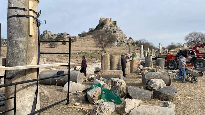 Çukurova’nın Efes’inde depremde yıkılan sütunlu yol, ayağa kaldırılıyor