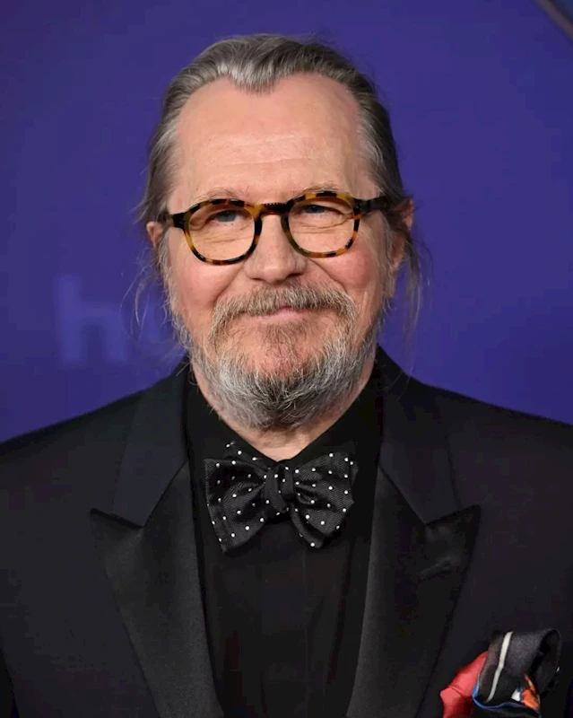 Gary Oldman, İngiliz gizli servisi için Noel şiiri seslendirdi