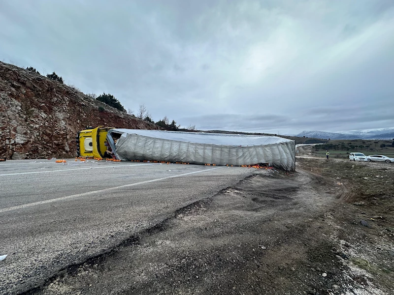 TIR devrildi: 1 yaralı 