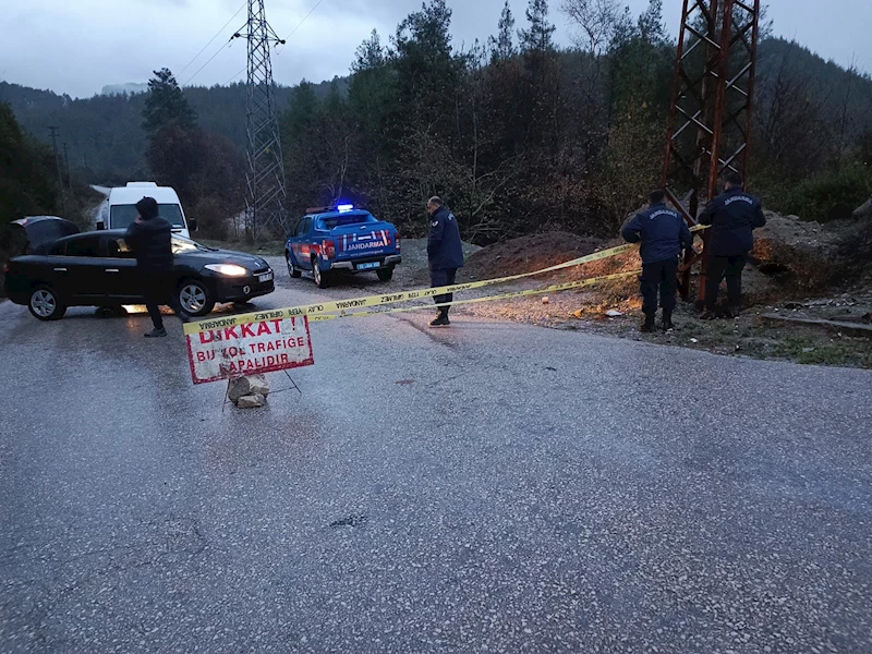 Heyelan riski nedeniyle yol kapandı