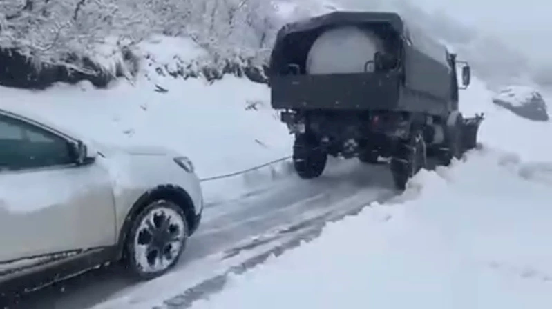 Karda mahsur kalan vatandaşları jandarma kurtardı 