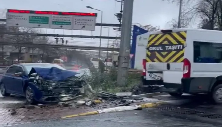 Şişli’de kontrolden çıkan otomobil yön tabelasına çarptı: 1’i çocuk 2 yaralı