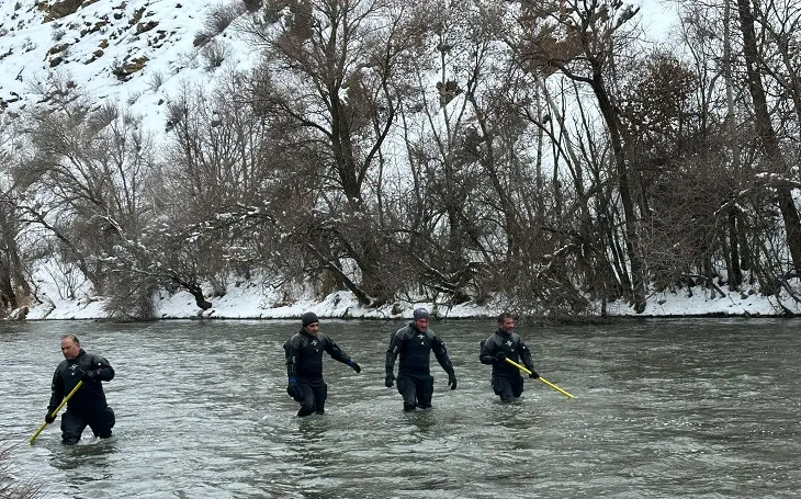 Sabit öğretmenin, Karasu Nehri