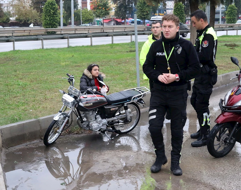 Çalıntı motosikletle polisi peşine taktı