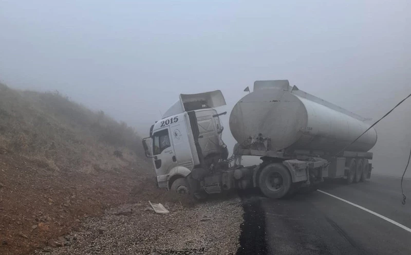 Gaziantep’te tanker şarampole devrildi, sürücü yaralandı