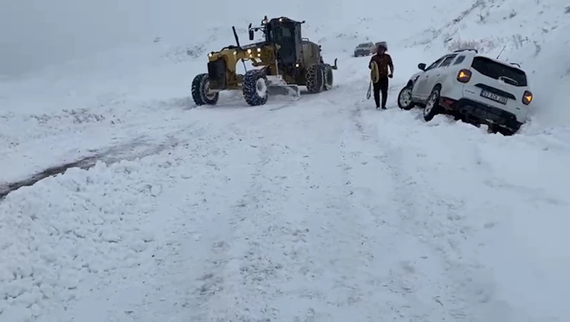 Siirt’te, kar nedeniyle kapanan yollar açıldı