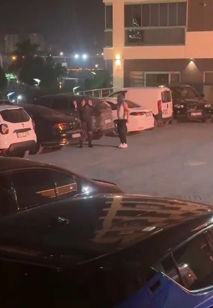 Sitede yere döktüğü benzini ateşe verdi, güvenliği tabancayla tehdit ederek, aradığı kişiyi çağırmasını istedi; o anlar kamerada