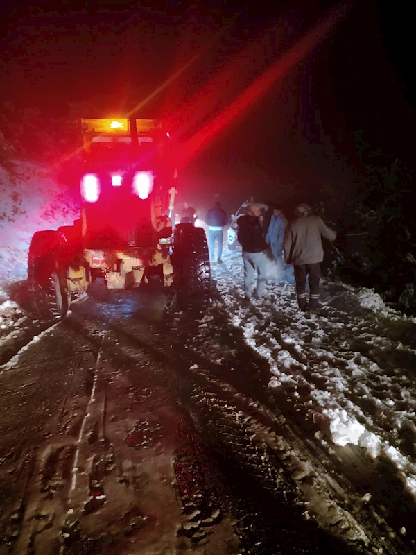 Karda mahsur kalan 3 otomobil ve 1 servis aracı, 4 saatlik çalışmayla kurtarıldı