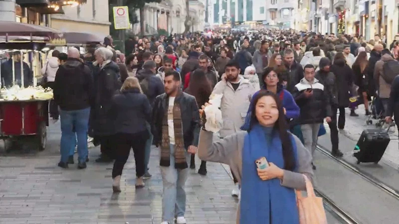 İstanbul - Yeni yıla saatler kala İstiklal Caddesi