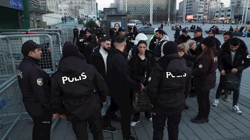 İstanbul – Taksim’de polis köpekleri ve atlı polislerle denetim