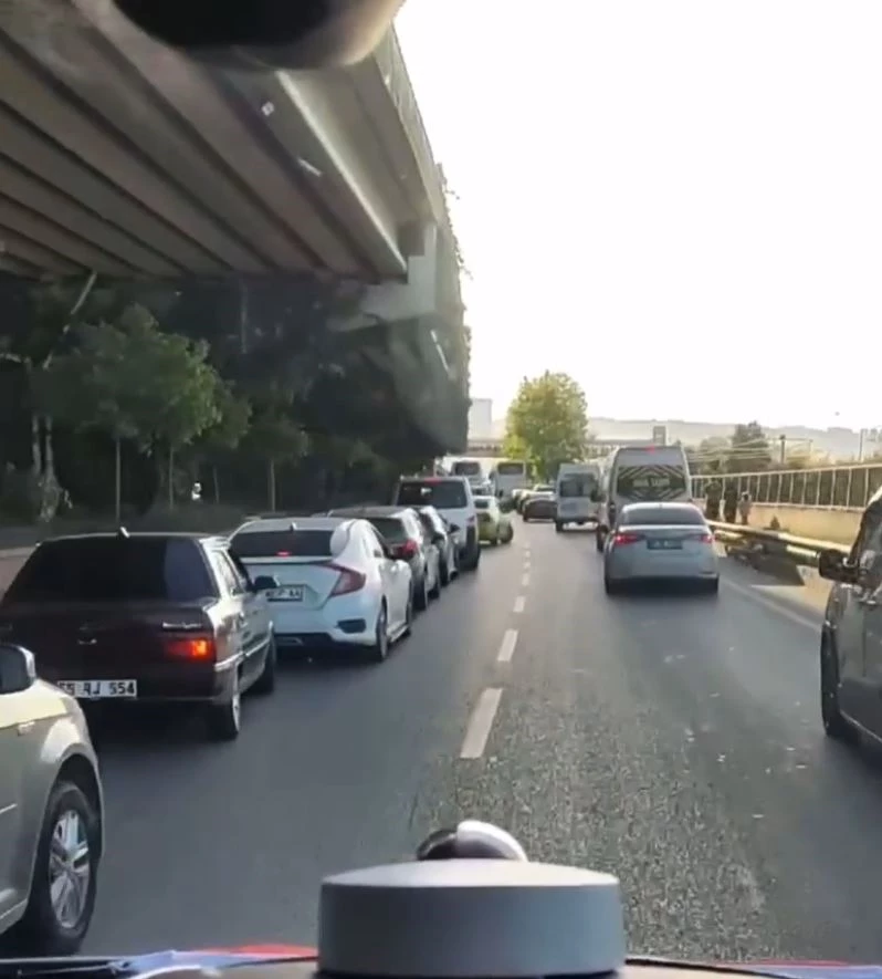 Sürücülerin fermuar yöntemiyle ambulansa yol verme anı kamerada