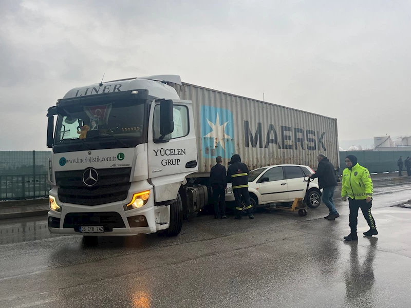 TIR’a çarpan otomobilin sürücüsü yaralandı 