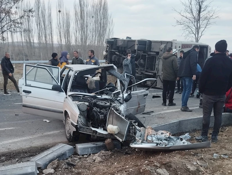 Öğrenci servis midibüsü ile otomobil çarpıştı: 29 yaralı