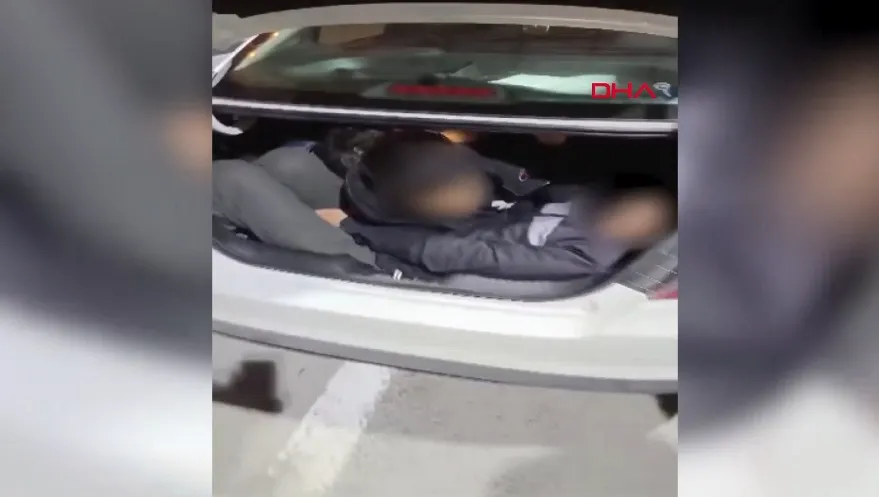 Elazığ’da Otomobilin bagajında 3 kaçak göçmen yakalandı