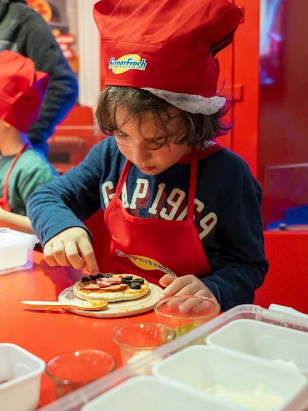 Çocuklar, ‘SuperFresh Pizza Şefleri Atölyesi’nde kendi pizzalarını hazırladı