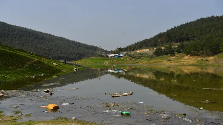 Bursa’da Demirtaş Barajı, piknikçilerin atıklarıyla çöplüğe döndü