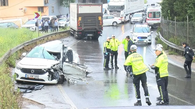 Sultanbeyli’de kamyon ile otomobil çarpıştı 2 ölü 4 yaralı