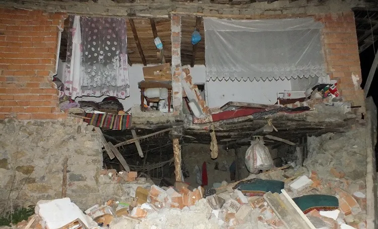 Tokat’ta meydana gelen depremde bir çok ilde cami minareleri ve ev yıkıldı