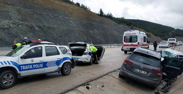 Otomobil,kaza yerindeki ambulans ve polis araçlarına çarptı : 10 yaralı
