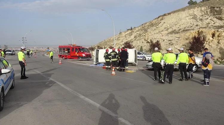 Konya’da otomobil ‘U’ dönüşü yapan minibüse çarptı  1 Ölü,3 Yaralı