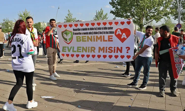Diyarbakır’da stat çıkışı sürpriz evlilik teklifi