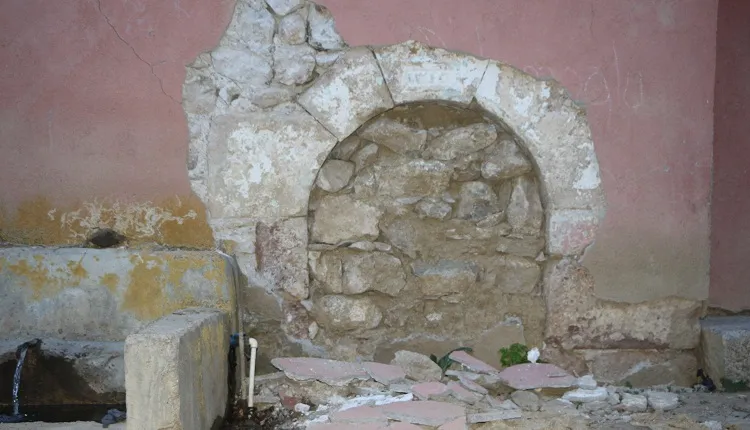 Osmanlı dönemine ait çeşmeyi deprem ortaya çıkardı
