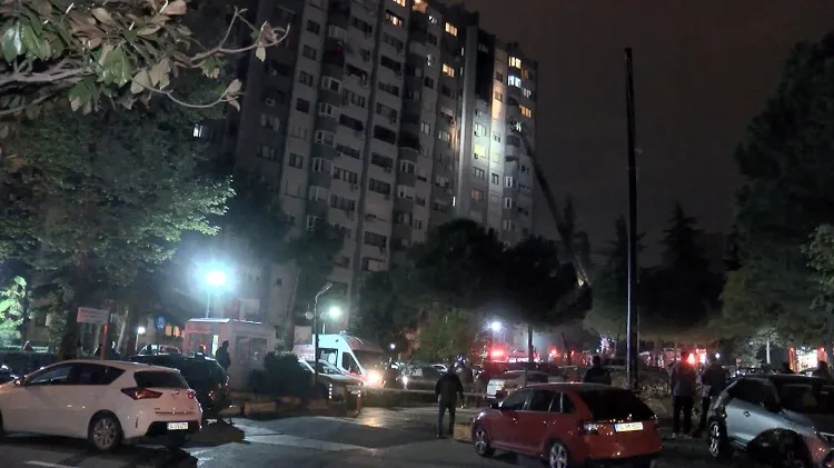 Bakırköy’de 15 katlı binada gece yarısı yangın çıktı