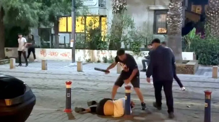 İzmir’de 3 kişiyi demir çubuklarla sokak ortasında dövenler serbest kaldı