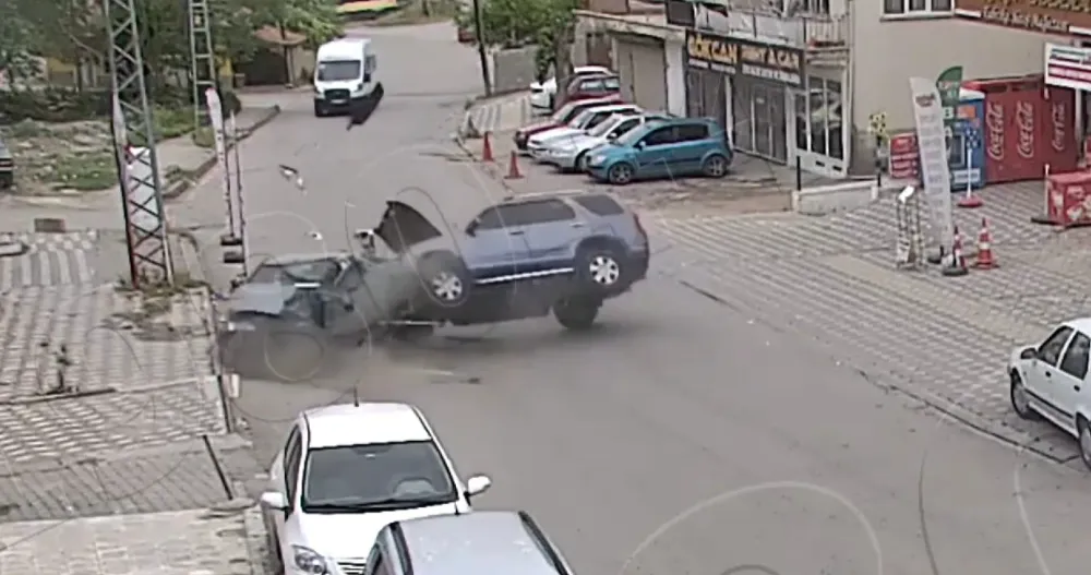 Kırıkkale’de otomobil ciple kafa kafaya çarpıştı : 1 Ölü,4 yaralı