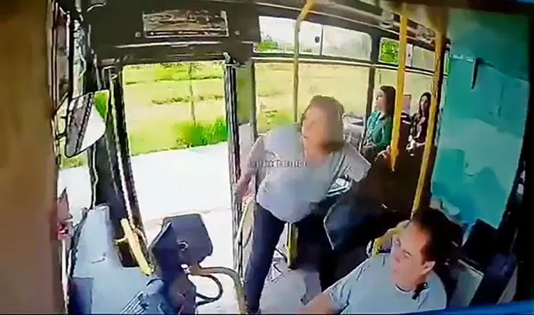Kapısı açık otobüsten düşen kadın, hayatını kaybetti