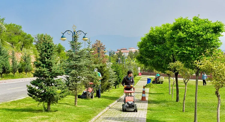 Malatya’da park ve bahçelerde bakım çalışmaları sürüyor