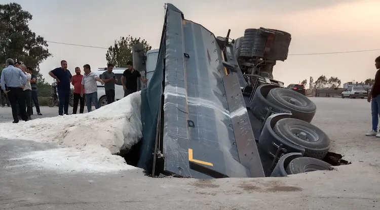 Adana’da yol çöktü,seyir halinde kamyon çukura gömüldü
