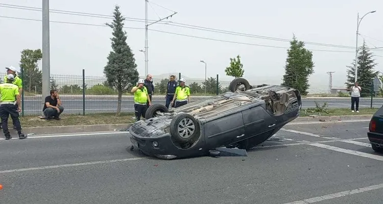 Malatya’da refüje çarpan otomobil takla attı,sürücü yaralandı