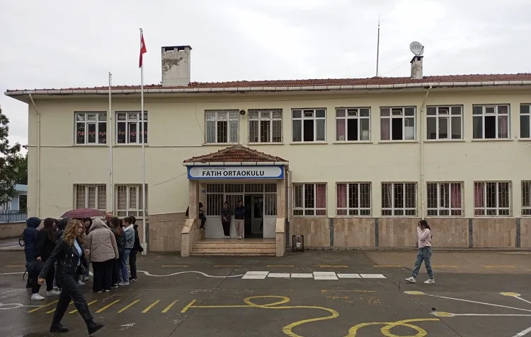 Okulda biber gazı kapsülü patladı 25 öğrenci hastaneye kaldırıldı