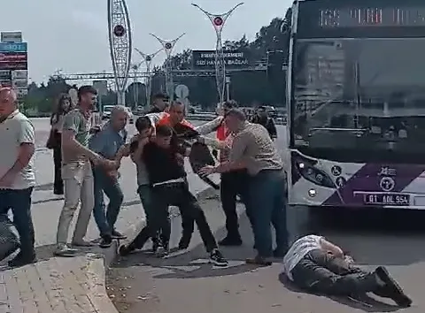 Adana’da yol verme tartışmasında otobüs şoförünü öldüresiye dövdüler